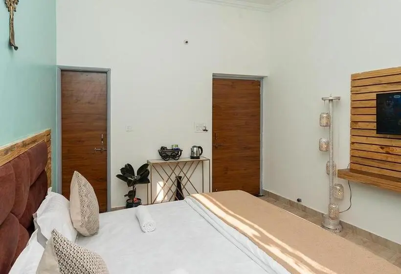 Quarto deluxe, Moustache Pushkar