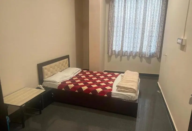 Quarto Triplo Clássico, Oyo Decent Inn