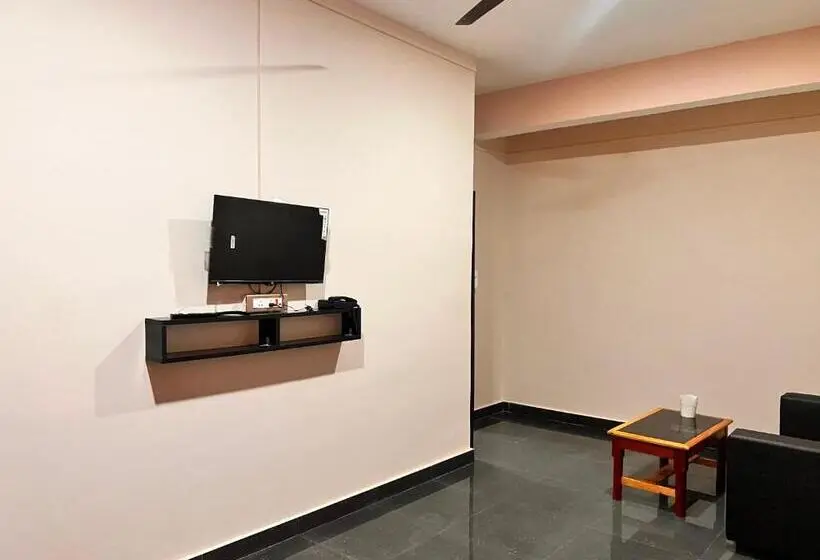 Quarto Triplo Clássico, Oyo Decent Inn