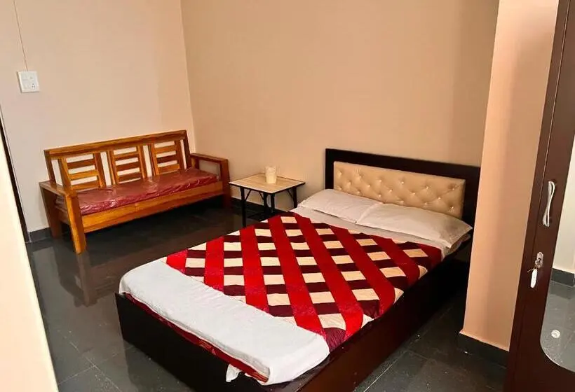 Quarto Triplo Clássico, Oyo Decent Inn