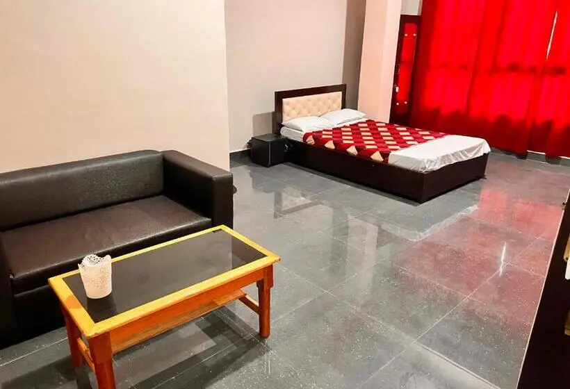 Quarto Triplo Clássico, Oyo Decent Inn