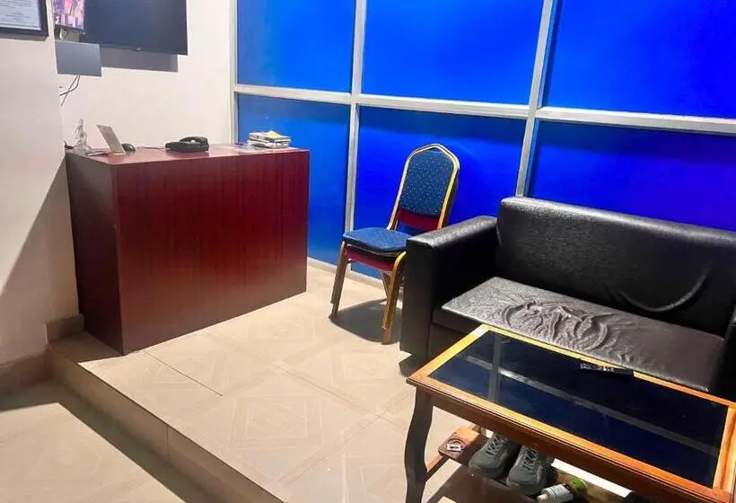 Quarto Triplo Clássico, Oyo Decent Inn