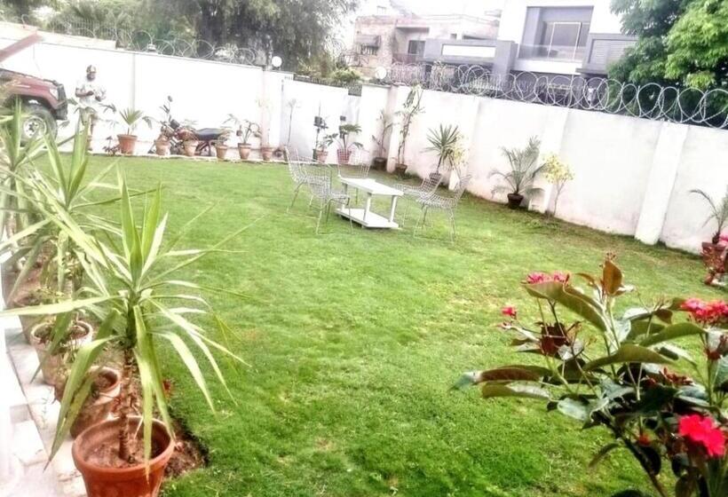 سوییت خانوادگی, Galaxy Ambassador Guest House Islamabad