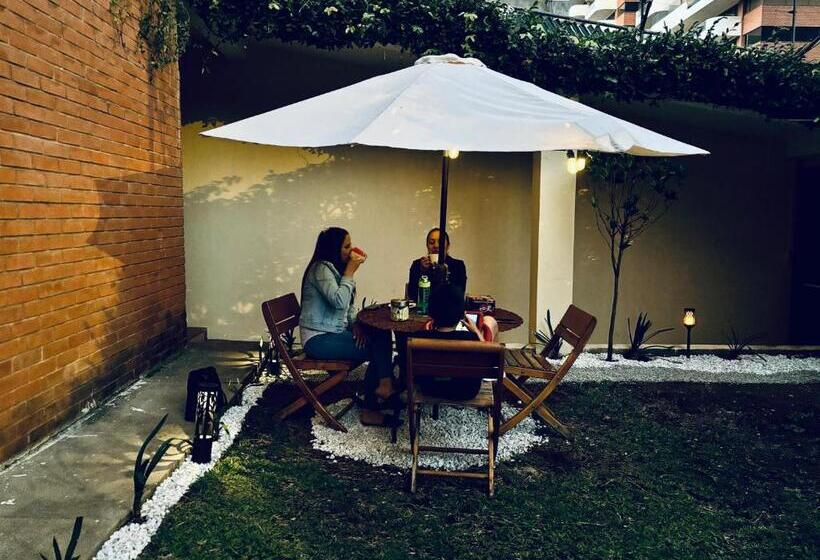 اتاق لوکس خانوادگی, Nomad House