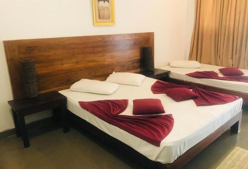 חדר סטנדרט לשלושה, Polonnaruwa Holiday Inn
