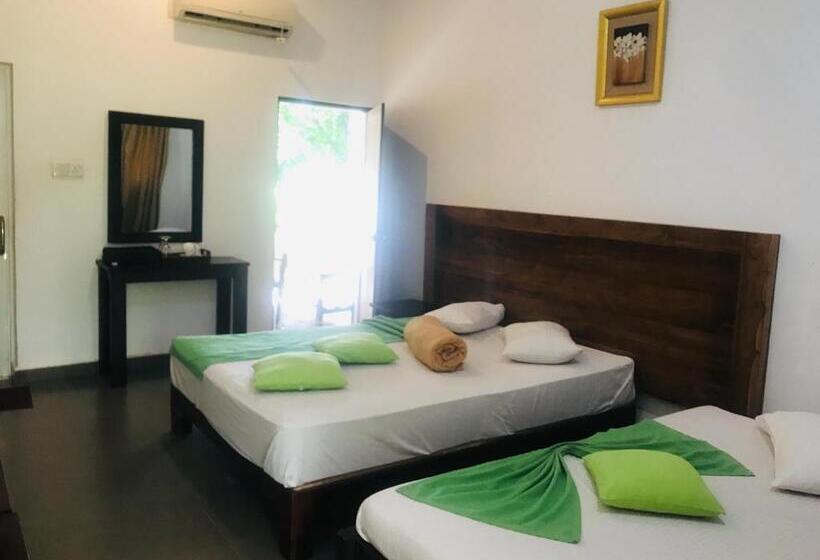 חדר סטנדרט נוף לאגם, Polonnaruwa Holiday Inn