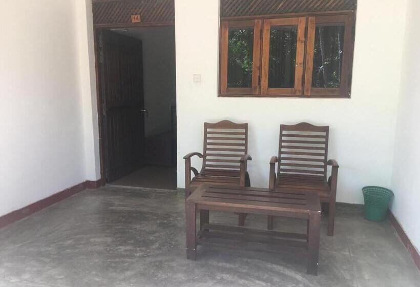 חדר סטנדרט לשלושה, Polonnaruwa Holiday Inn