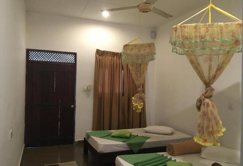 חדר סטנדרט לשלושה, Polonnaruwa Holiday Inn