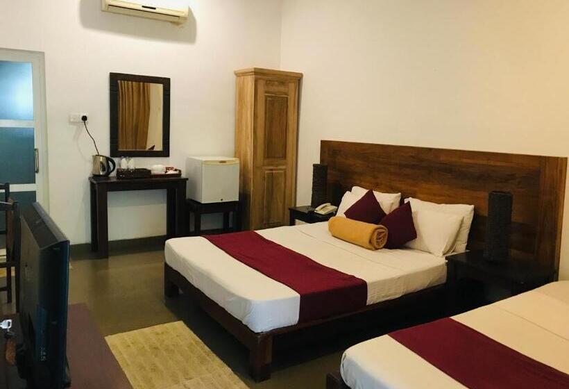 חדר סטנדרט לשלושה, Polonnaruwa Holiday Inn