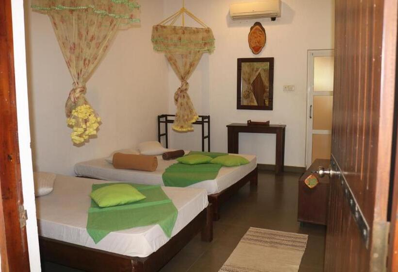 חדר סטנדרט לשלושה, Polonnaruwa Holiday Inn