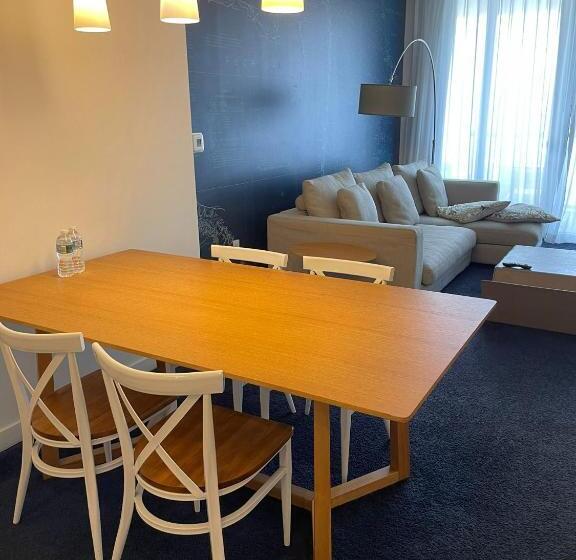 침실 2개 아파트, Iconic View   Family 2br Suite   Hotel   Fiber Internet