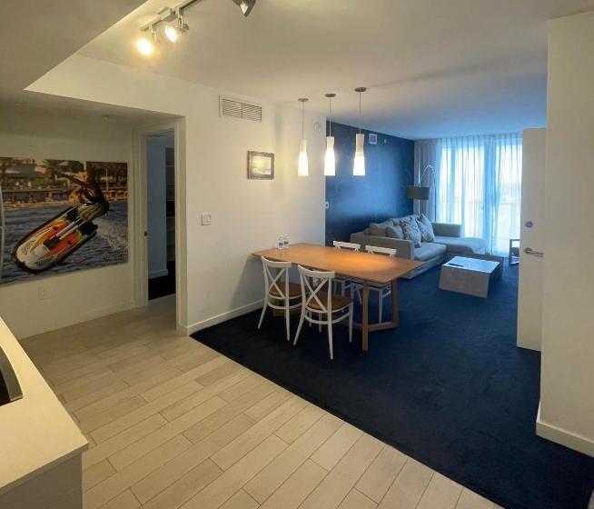 침실 2개 아파트, Iconic View   Family 2br Suite   Hotel   Fiber Internet