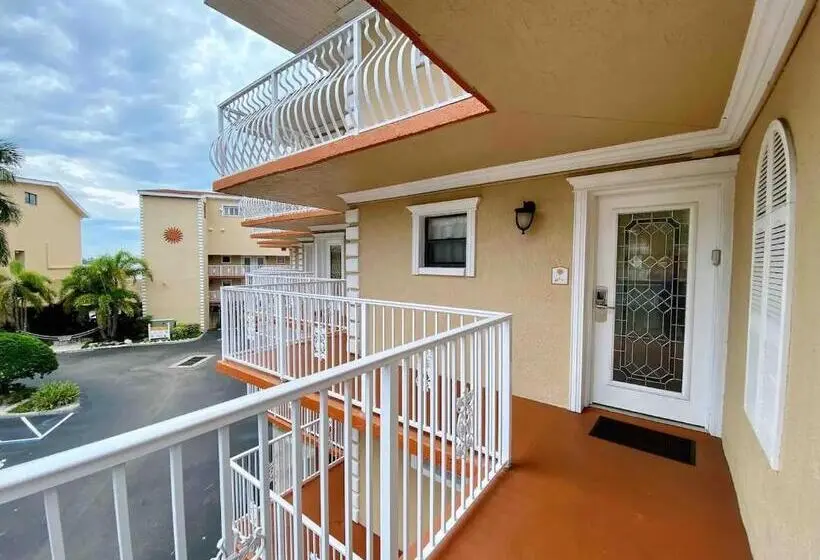 Talo 1 Makuuhuone, Condo In Waterfront Resort With Balcony Close To Beaches Free Bikes