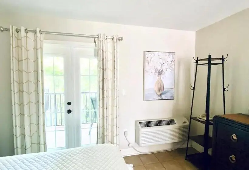 Talo 1 Makuuhuone, Condo In Waterfront Resort With Balcony Close To Beaches Free Bikes
