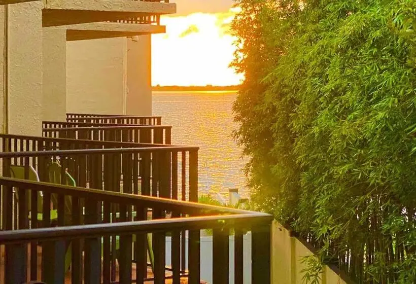 Talo 1 Makuuhuone, Condo In Waterfront Resort With Balcony Close To Beaches Free Bikes