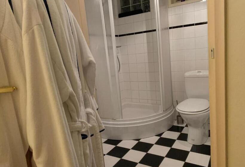 Standard room with outdoor bath, B&b Petit Chateau   Stijlvol Verblijf Voor Werk En Ontspanning