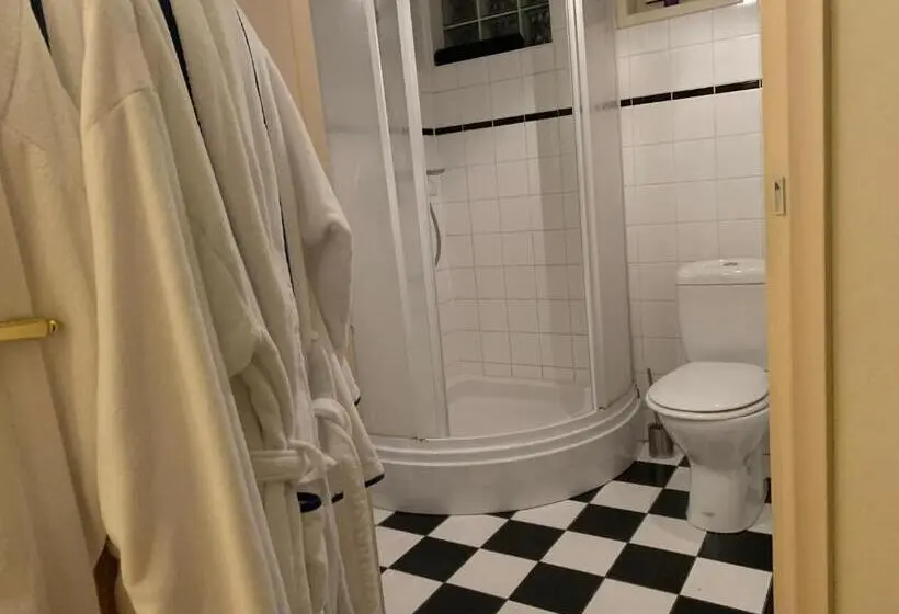 Standard room with outdoor bath, B&b Petit Chateau   Stijlvol Verblijf Voor Werk En Ontspanning