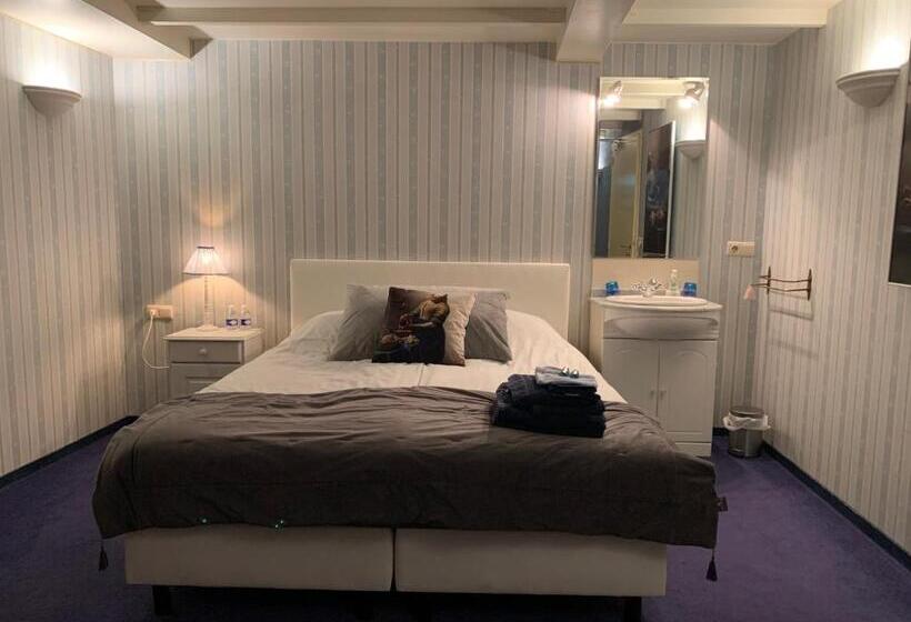 Standard room with outdoor bath, B&b Petit Chateau   Stijlvol Verblijf Voor Werk En Ontspanning