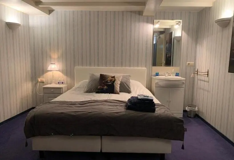 Standard room with outdoor bath, B&b Petit Chateau   Stijlvol Verblijf Voor Werk En Ontspanning