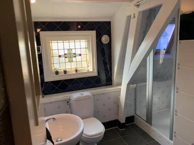 Executive Kolmen Hengen Huone, B&b Petit Chateau   Stijlvol Verblijf Voor Werk En Ontspanning