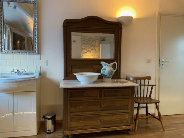 חדר אקזקיוטיב לשלושה, B&b Petit Chateau   Stijlvol Verblijf Voor Werk En Ontspanning