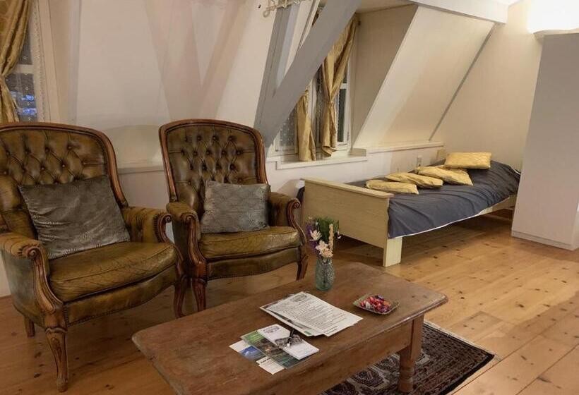 Трехместный Президентский, B&b Petit Chateau   Stijlvol Verblijf Voor Werk En Ontspanning