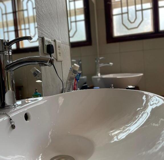 اتاق لوکس با بالکن و چشم‌انداز دریا, The Jewel And The Lake