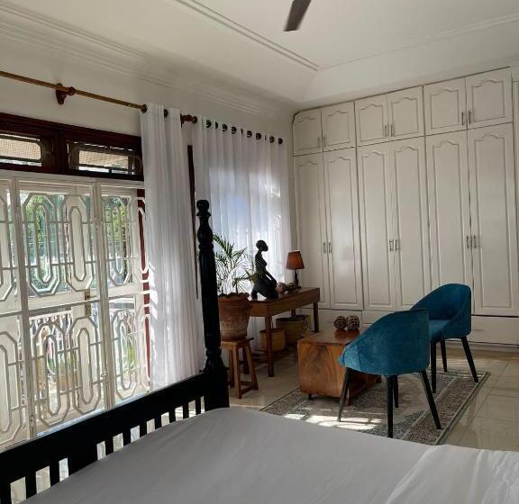 اتاق لوکس با بالکن و چشم‌انداز دریا, The Jewel And The Lake