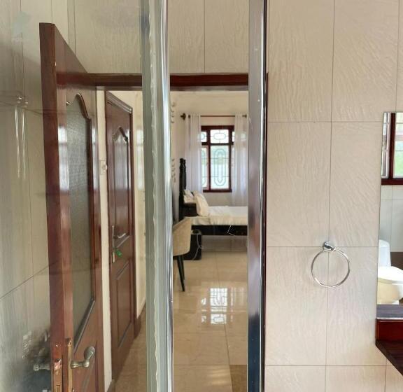 اتاق لوکس با بالکن و چشم‌انداز دریا, The Jewel And The Lake