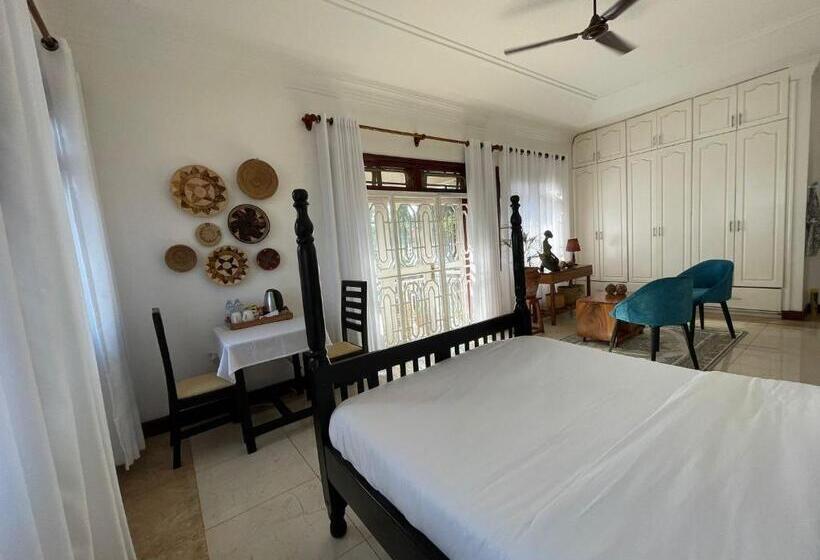 اتاق لوکس با بالکن و چشم‌انداز دریا, The Jewel And The Lake