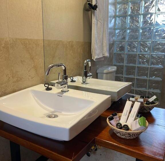 اتاق لوکس با چشم‌انداز دریا, The Jewel And The Lake