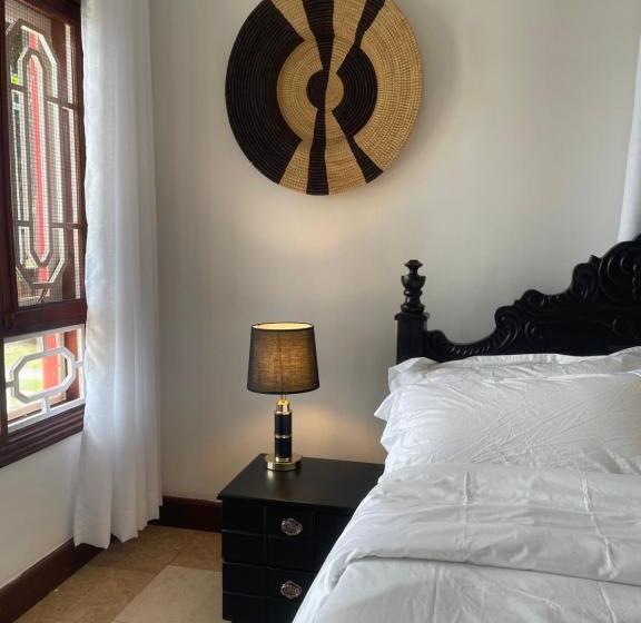 اتاق لوکس با چشم‌انداز دریا, The Jewel And The Lake