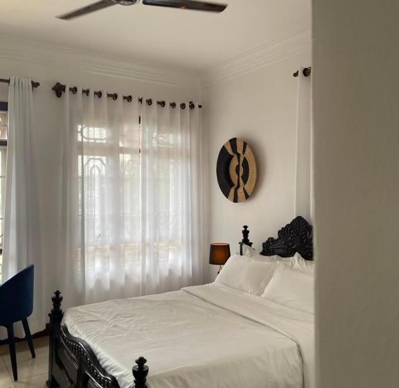 اتاق لوکس با چشم‌انداز دریا, The Jewel And The Lake