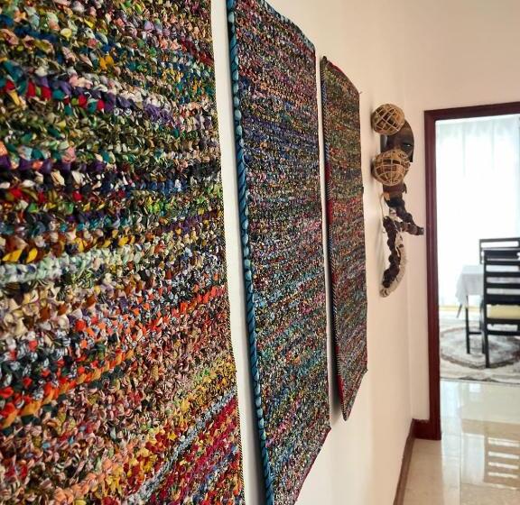 اتاق لوکس با چشم‌انداز دریا, The Jewel And The Lake