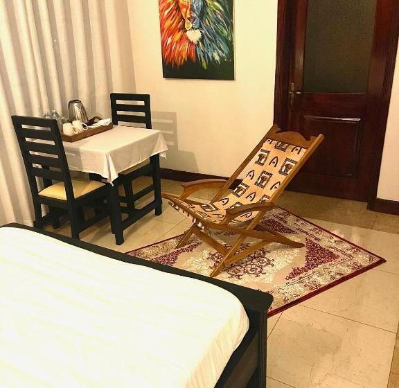 اتاق لوکس با چشم‌انداز دریا, The Jewel And The Lake