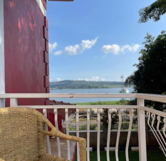 اتاق لوکس با بالکن و چشم‌انداز دریا, The Jewel And The Lake