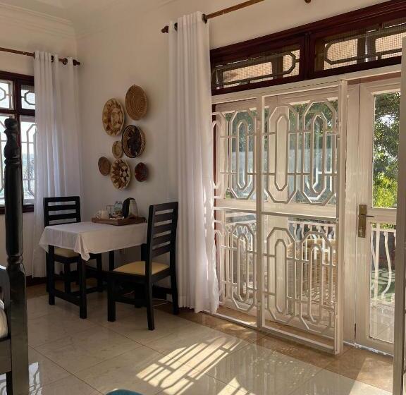 اتاق لوکس با بالکن و چشم‌انداز دریا, The Jewel And The Lake