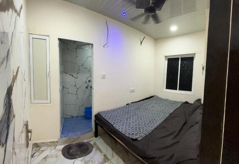 اتاق استاندارد سه نفره, Winter Hotel At Ujjain
