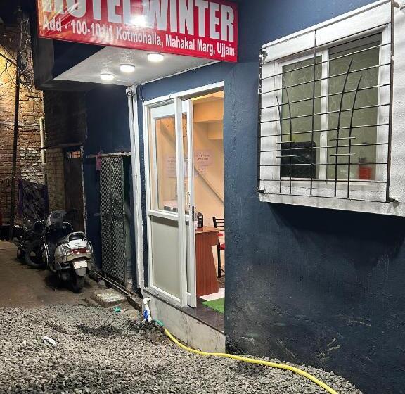 اتاق خانوادگی, Winter Hotel At Ujjain