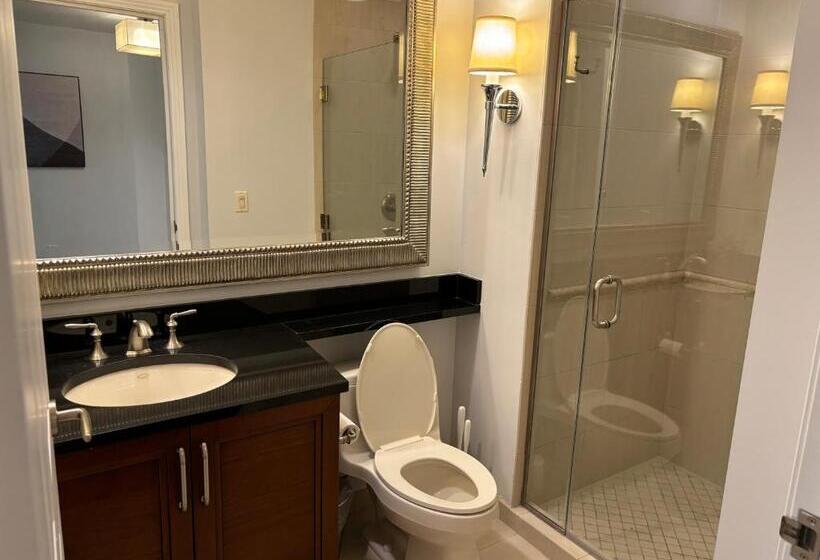 سوئیت با بالکن, Panorama Vista Suite 1br 2ba, Full Kitchen, Strip View, Balcony, Corner Unit