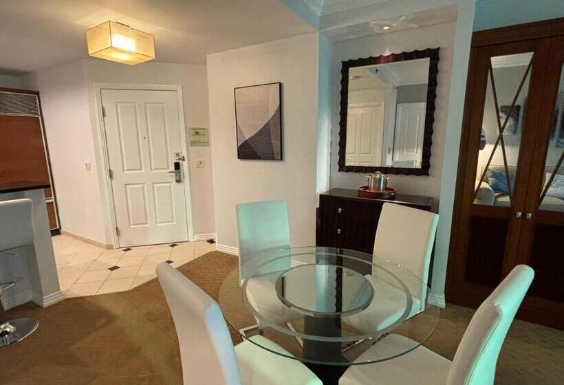 سوئیت با بالکن, Panorama Vista Suite 1br 2ba, Full Kitchen, Strip View, Balcony, Corner Unit