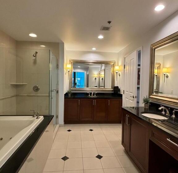 سوئیت با بالکن, Panorama Vista Suite 1br 2ba, Full Kitchen, Strip View, Balcony, Corner Unit