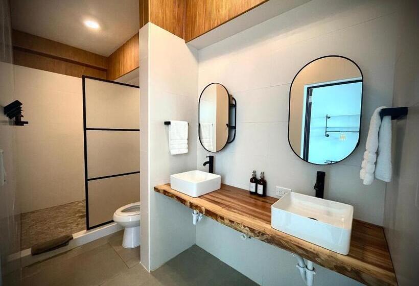 سوییت خانوادگی, 1 Corcega Beachfront Suites
