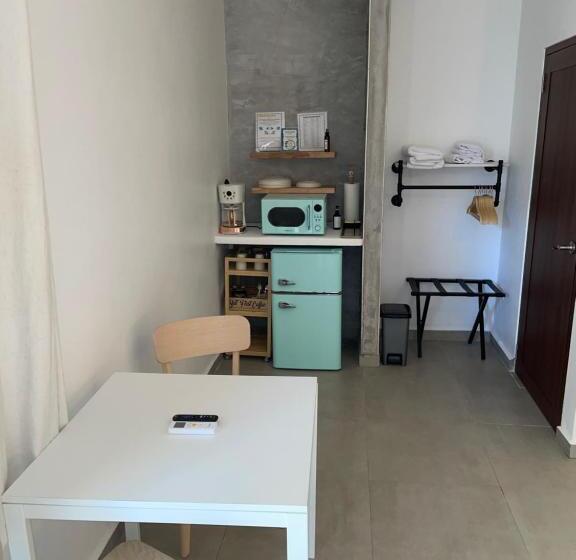 استودیوی استاندارد, 1 Corcega Beachfront Suites