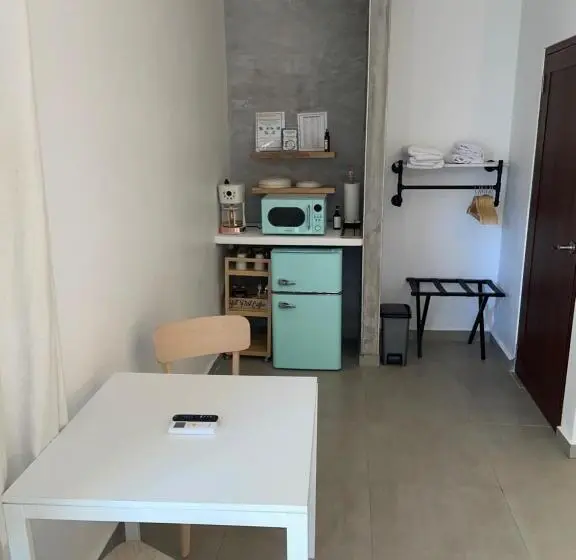 استودیوی استاندارد, 1 Corcega Beachfront Suites