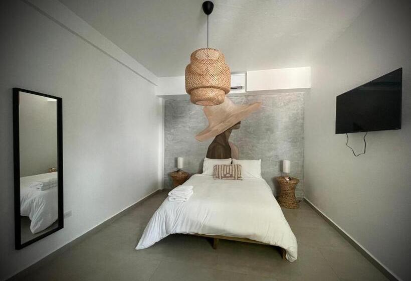 استودیوی لوکس, 1 Corcega Beachfront Suites