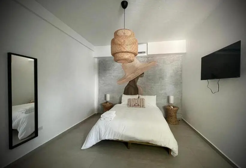 استودیوی لوکس, 1 Corcega Beachfront Suites