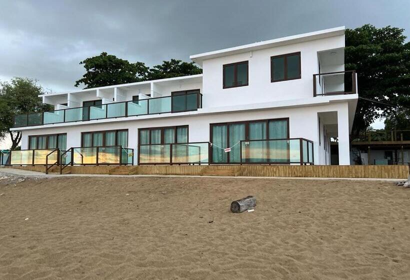 Studio Deluxe, 1 Corcega Beachfront Suites