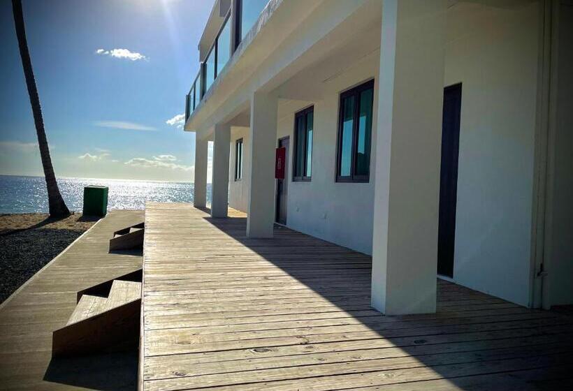 استودیوی لوکس, 1 Corcega Beachfront Suites