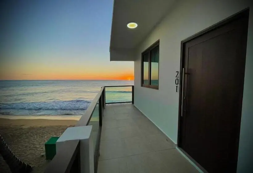 اتاق لوکس چهار تخته, 1 Corcega Beachfront Suites